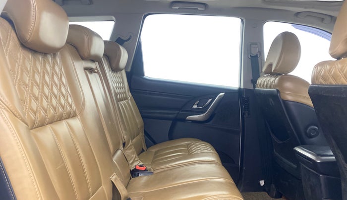 2018 Mahindra XUV500 W11(O), Diesel, Manual, 87,270 km, Right Side Rear Door Cabin