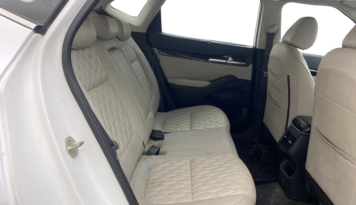 2021 KIA SELTOS HTX 1.5 PETROL DUAL TONE, Petrol, Manual, 1,36,512 km, Right Side Rear Door Cabin