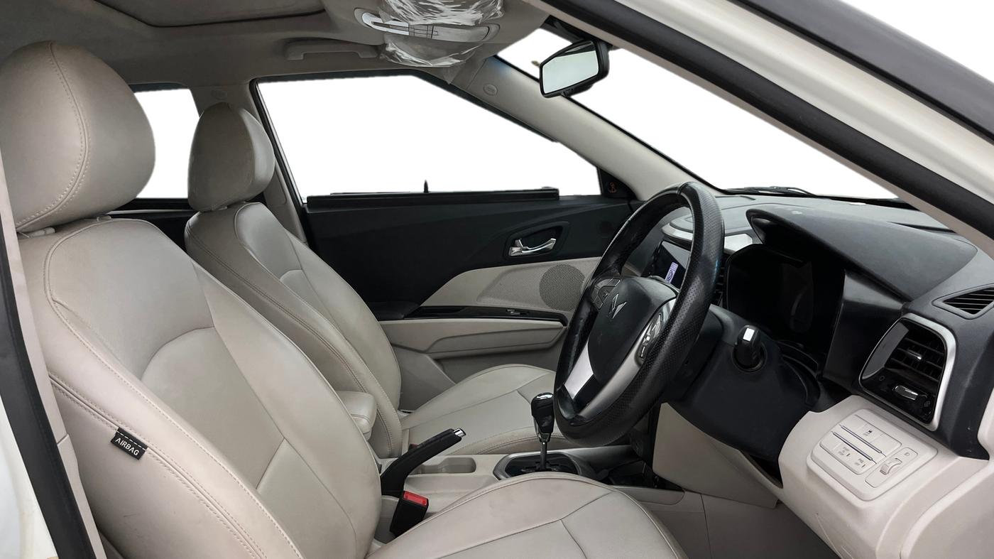 2023 Mahindra XUV300 W8 (O) 1.5 DIESEL AMT, Diesel, Automatic, 65,618 km, Right Side Front Door Cabin