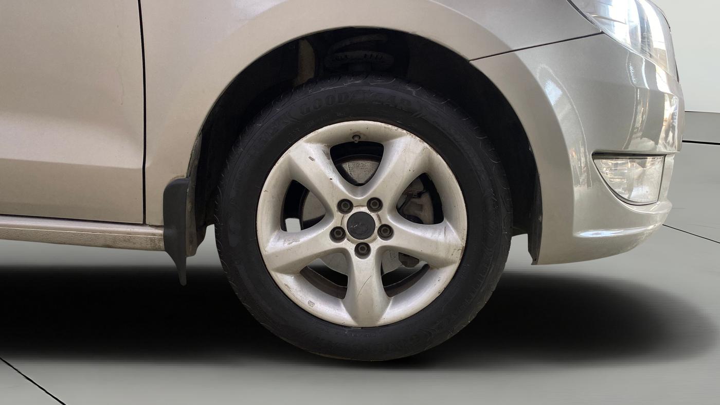 2014 Skoda Rapid 1.6 MPI AMBITION PLUS AT, Petrol, Automatic, 62,551 km, Right Front Wheel
