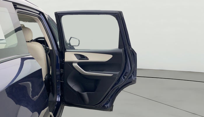 2022 Mahindra XUV700 MX P MT 5 STR, Petrol, Manual, 46,922 km, RHS Rear Door