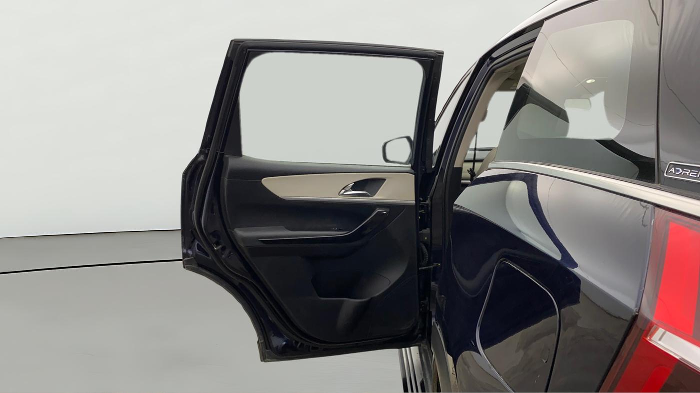 2022 Mahindra XUV700 AX 7 LUXURY D AT 7 STR, Diesel, Automatic, 1,234 km, LHS Rear Door