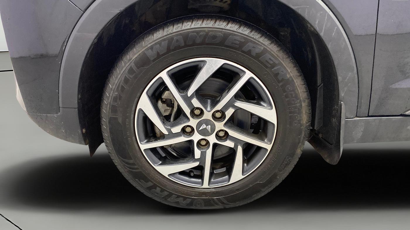 2023 Mahindra XUV300 W8 (O) 1.2 PETROL, Petrol, Manual, 20,347 km, Left Front Wheel