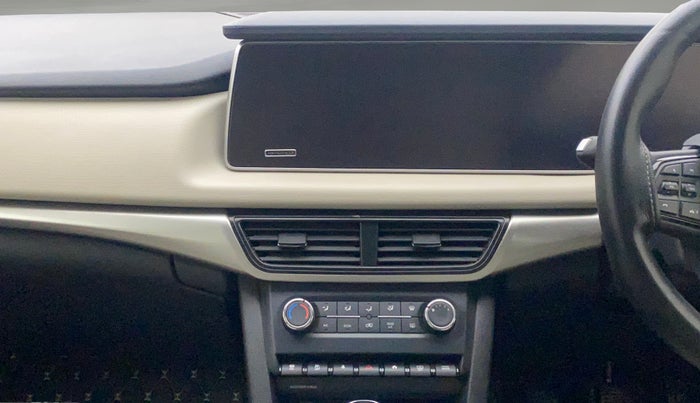 2022 Mahindra XUV700 AX 5 D MT 7 STR, Diesel, Manual, 33,379 km, Air Conditioner