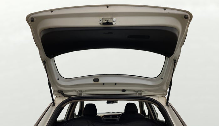 2018 Hyundai Elite i20 MAGNA EXECUTIVE 1.2, CNG, Manual, 1,42,463 km, Boot Door Open