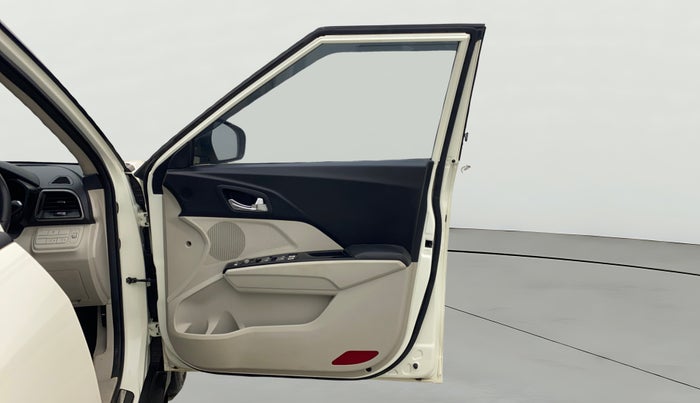 2022 Mahindra XUV300 W8 (O) 1.2 PETROL AMT, Petrol, Automatic, 30,355 km, RHS Front Door