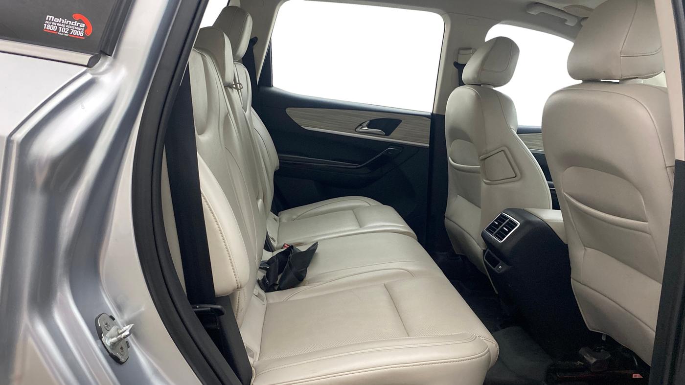 2021 Mahindra XUV700 AX 7 LUXURY P AT 7 STR, Petrol, Automatic, 1,33,099 km, Right Side Rear Door Cabin
