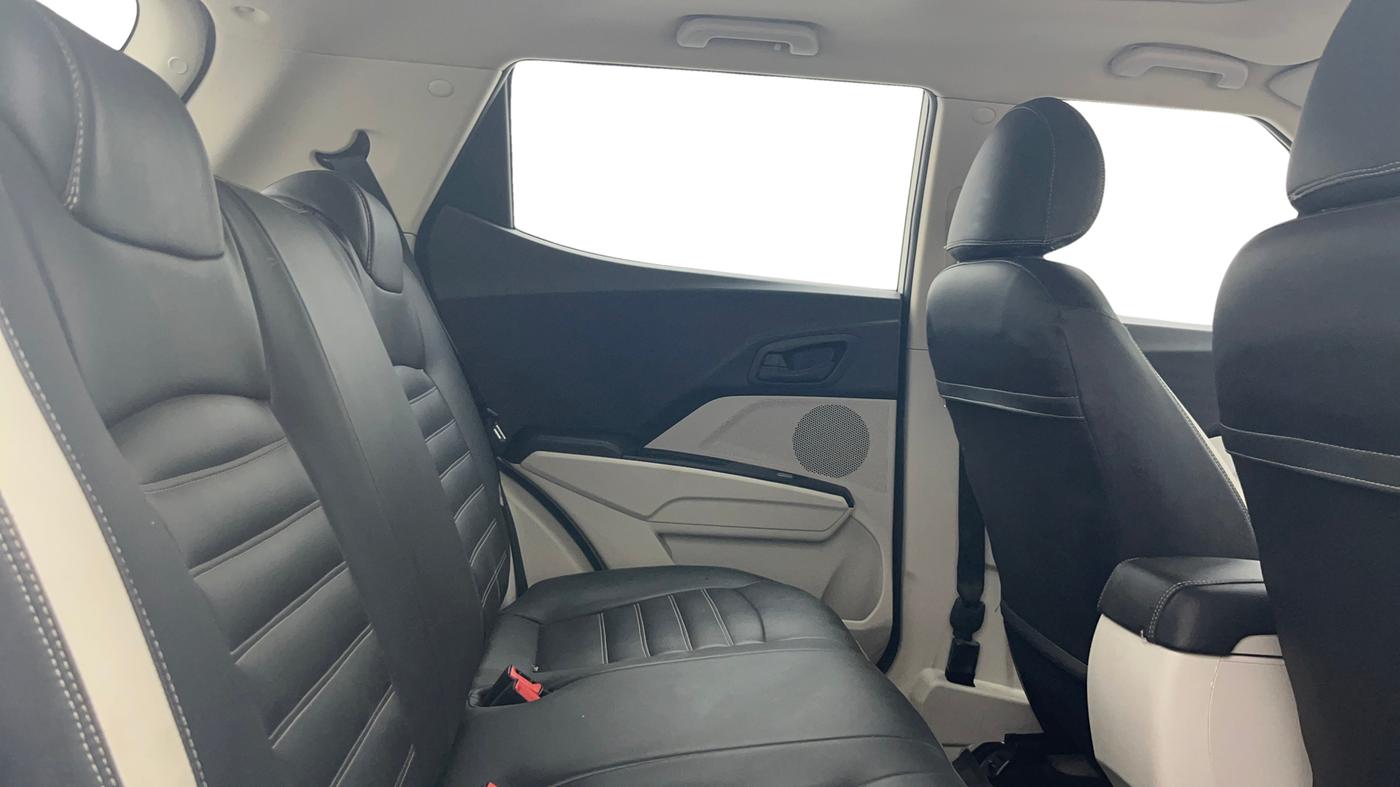 2022 Mahindra XUV300 W6 1.2 PETROL, Petrol, Manual, 20,824 km, Right Side Rear Door Cabin