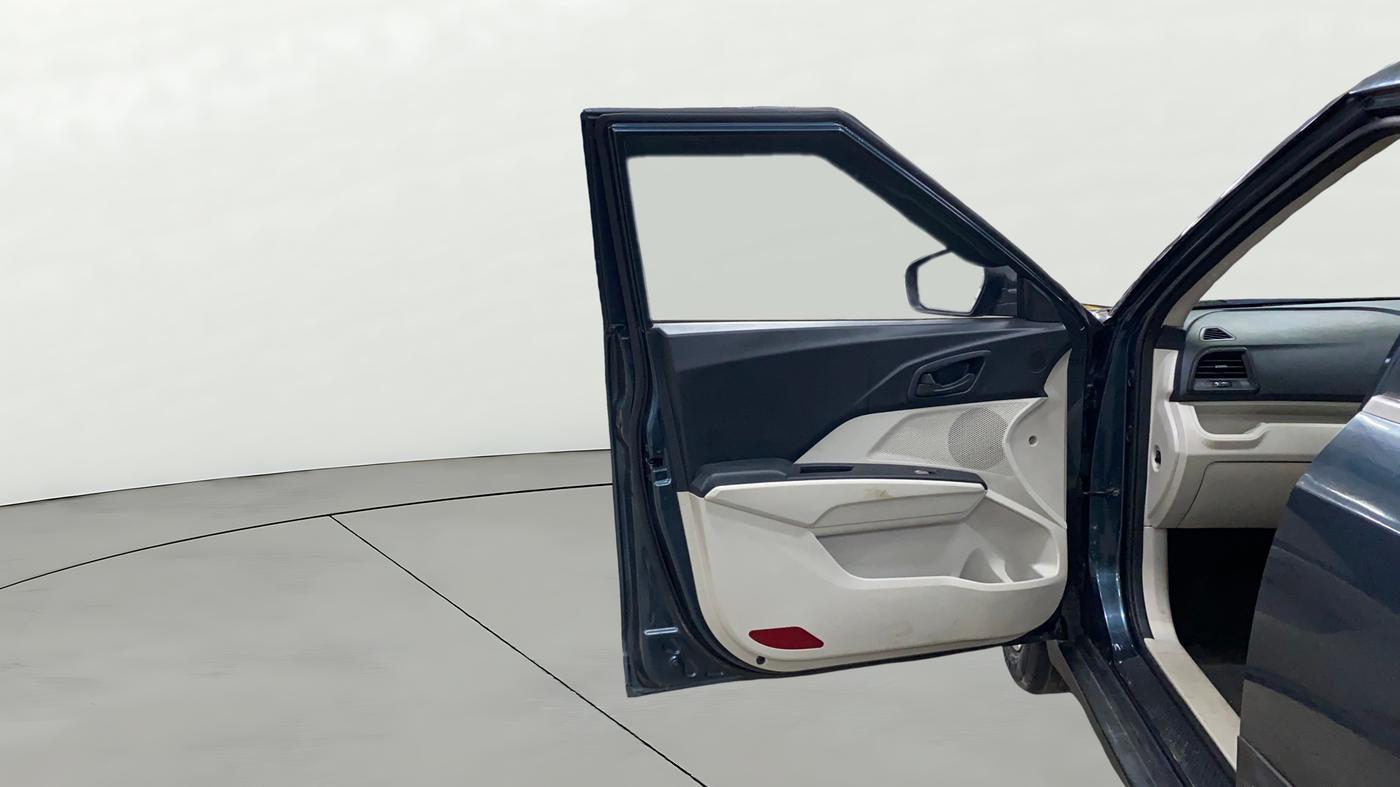2022 Mahindra XUV300 W6 1.2 PETROL, Petrol, Manual, 39,615 km, LHS Front Door