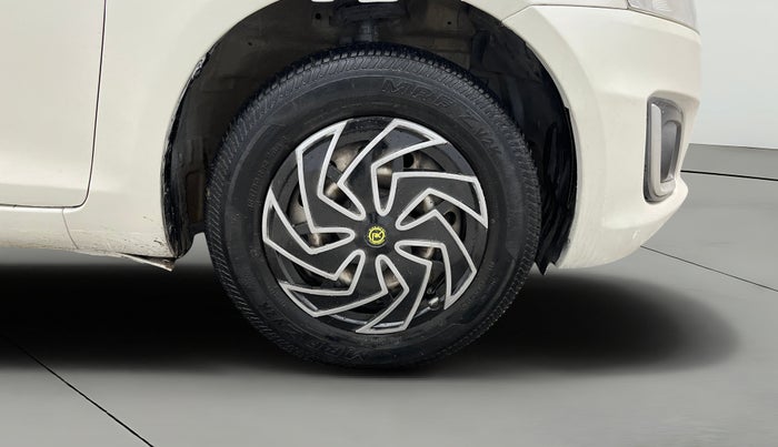 2016 Maruti Swift LXI (O), Petrol, Manual, 44,420 km, Right Front Wheel