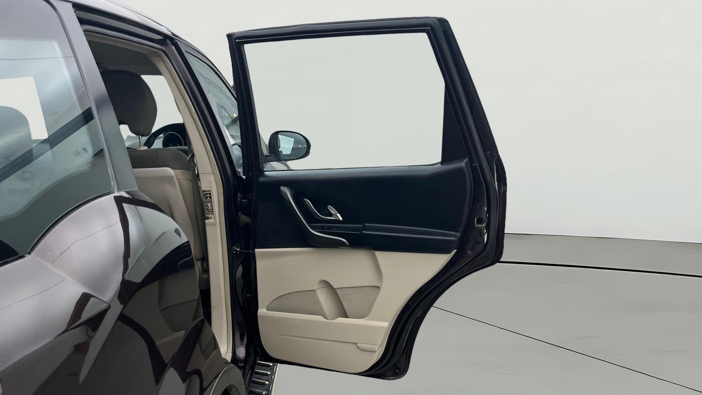 2015 Mahindra XUV500 W6, Diesel, Manual, 1,10,007 km, RHS Rear Door