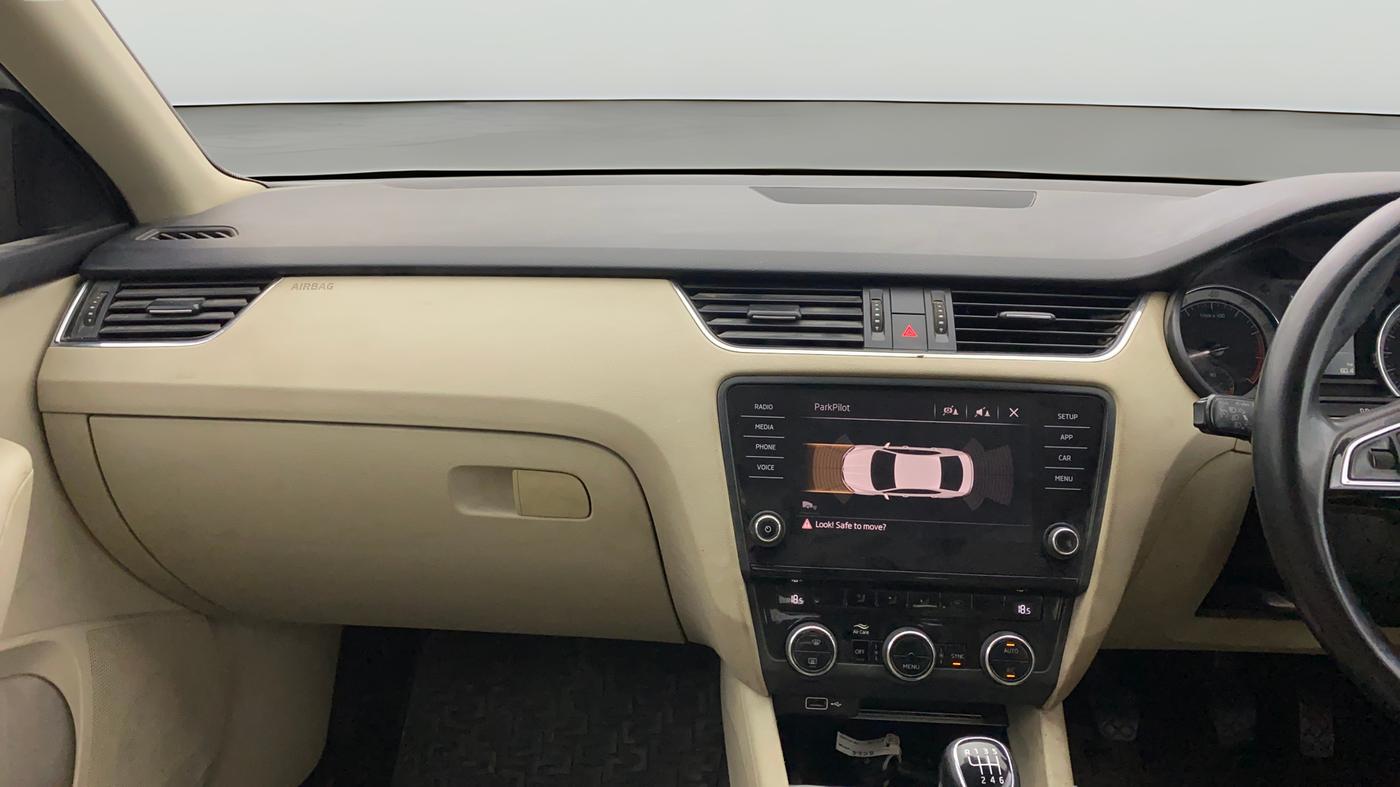2019 Skoda Octavia STYLE 1.4 TSI, Petrol, Manual, 1,07,990 km, Air Conditioner