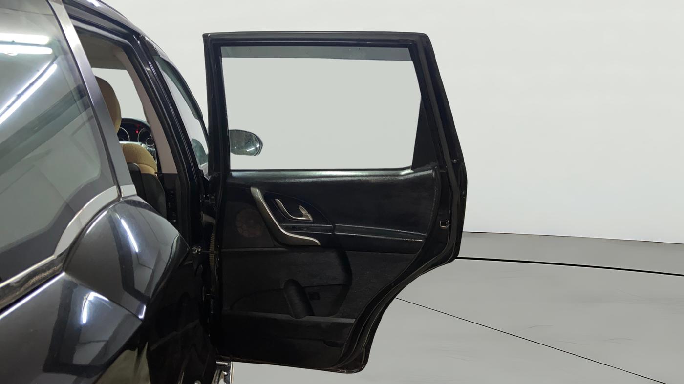 2019 Mahindra XUV500 W7, Diesel, Manual, 1,03,090 km, RHS Rear Door