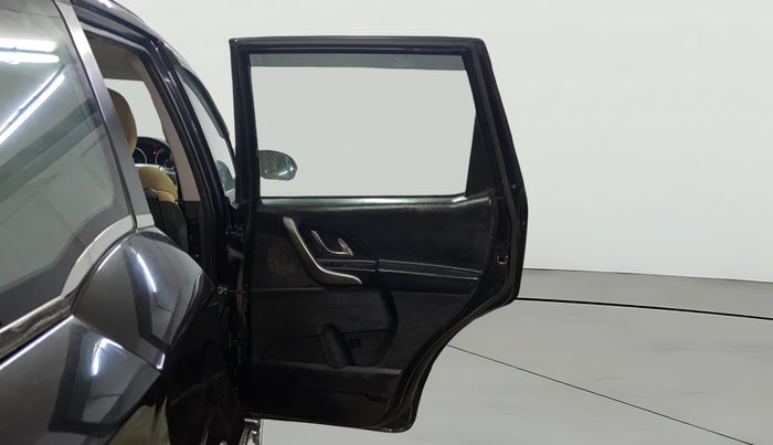 2019 Mahindra XUV500 W7, Diesel, Manual, 1,03,090 km, RHS Rear Door