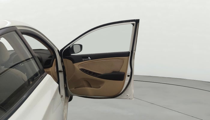 2013 Hyundai Verna FLUIDIC 1.6 VTVT SX, Petrol, Manual, 76,331 km, RHS Front Door