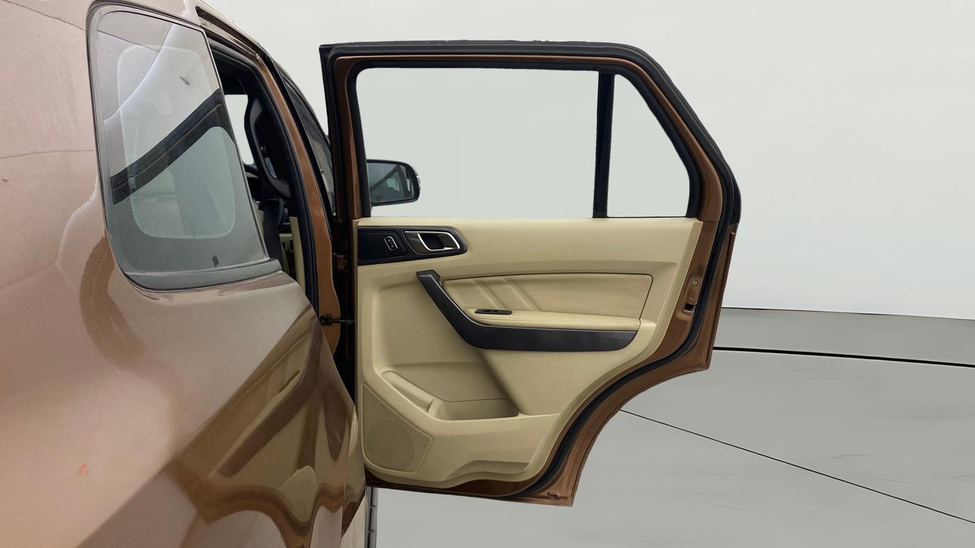 2017 Ford Endeavour TITANIUM 3.2 4X4 AT, Diesel, Automatic, 1,35,440 km, RHS Rear Door