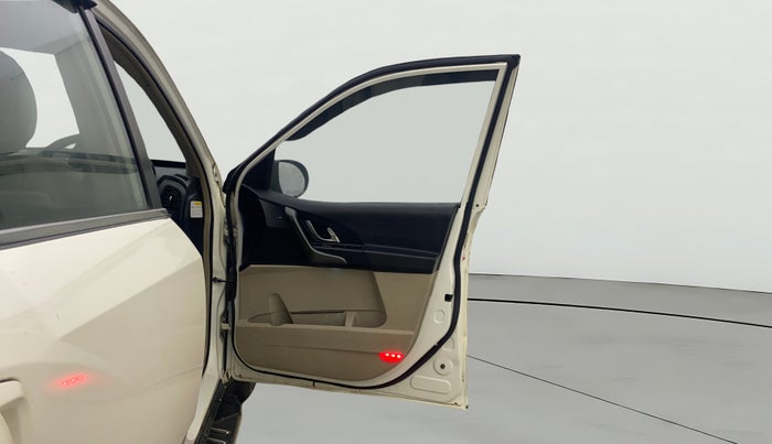 2017 Mahindra XUV500 W10 AT, Diesel, Automatic, 57,695 km, RHS Front Door