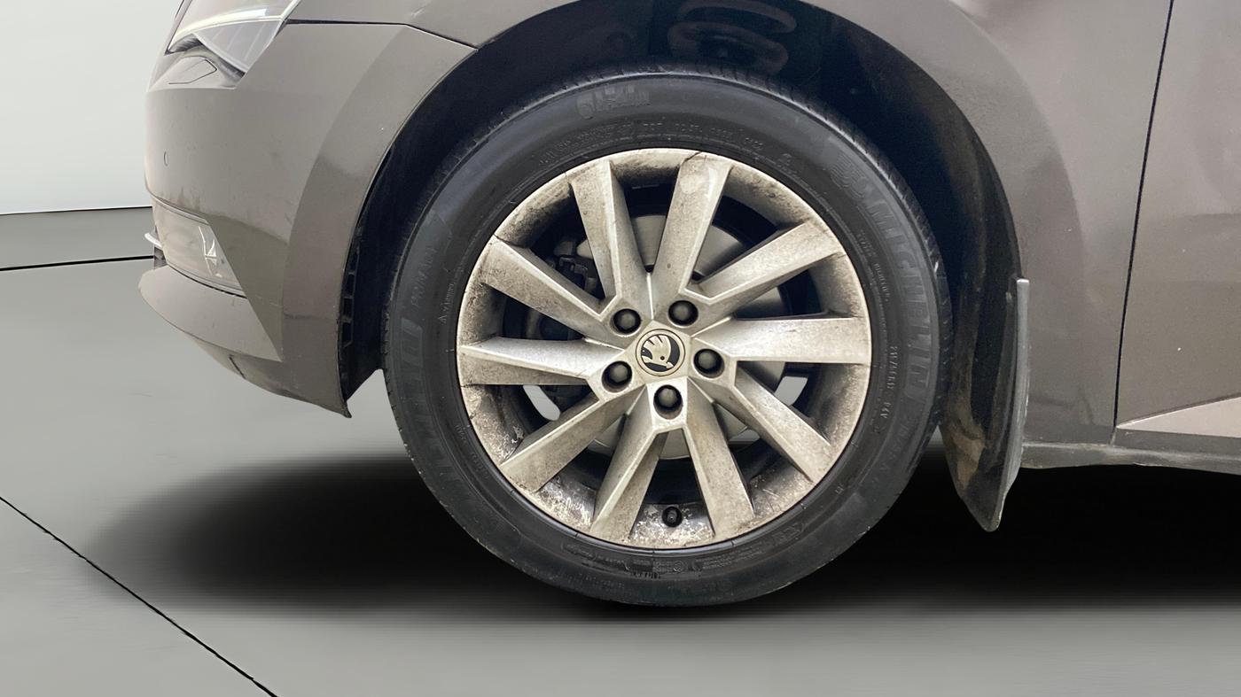 2017 Skoda Superb L&K 1.8 TSI AT, Petrol, Automatic, 65,419 km, Left Front Wheel