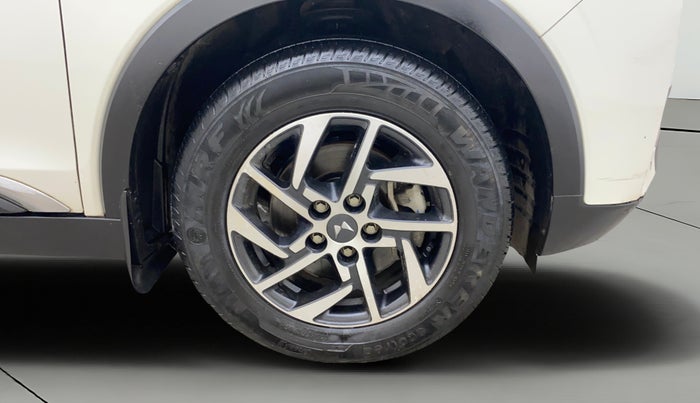 2023 Mahindra XUV300 W8 (O) 1.5 DIESEL AMT, Diesel, Automatic, 25,849 km, Right Front Wheel