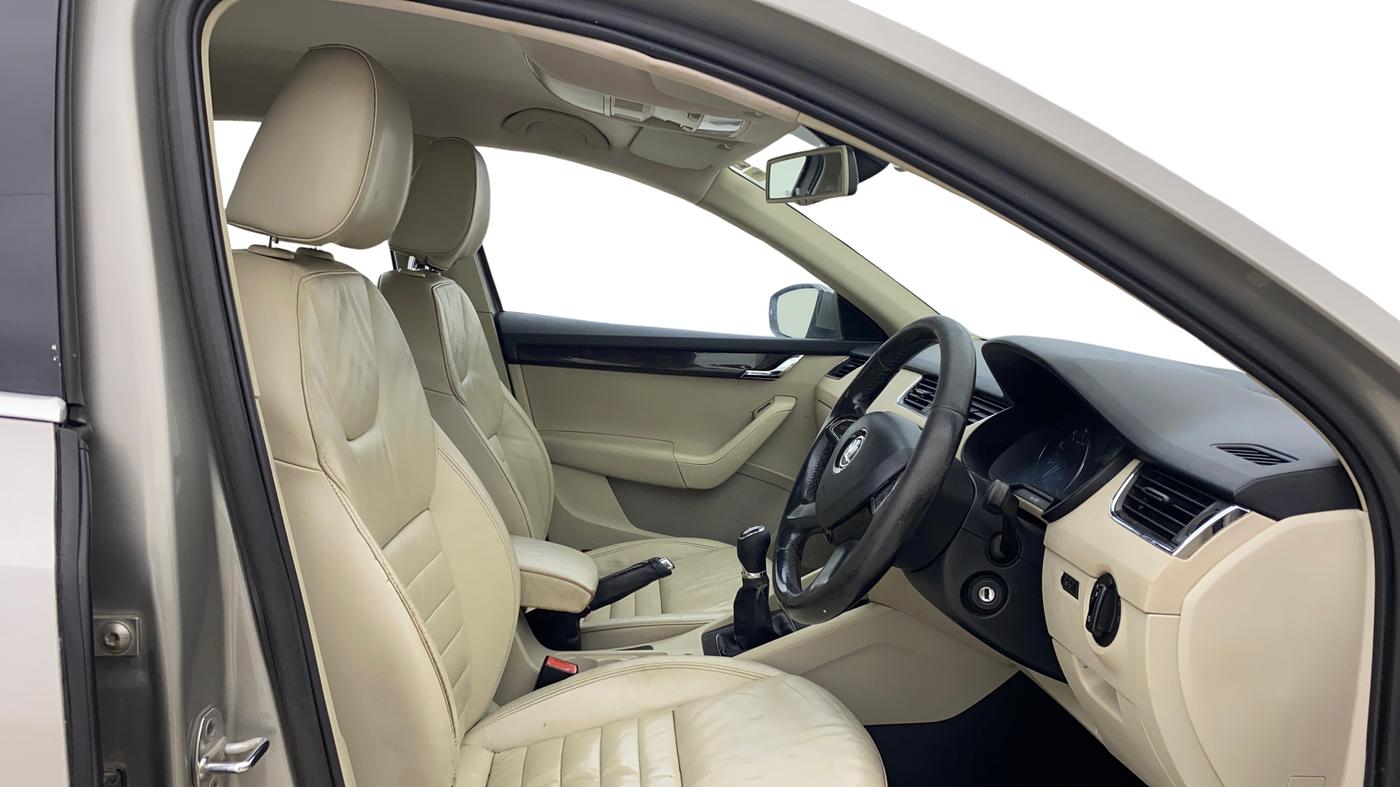 2014 Skoda Octavia AMBITION 1.4 TSI, Petrol, Manual, 1,00,802 km, Right Side Front Door Cabin