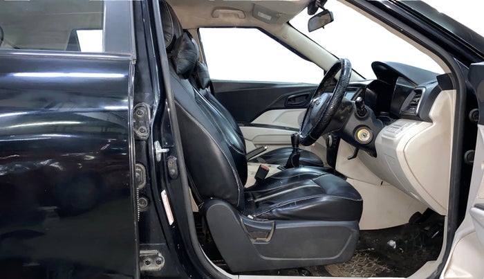 2020 Mahindra XUV300 W6 1.2 PETROL, Petrol, Manual, 83,760 km, Right Side Front Door Cabin