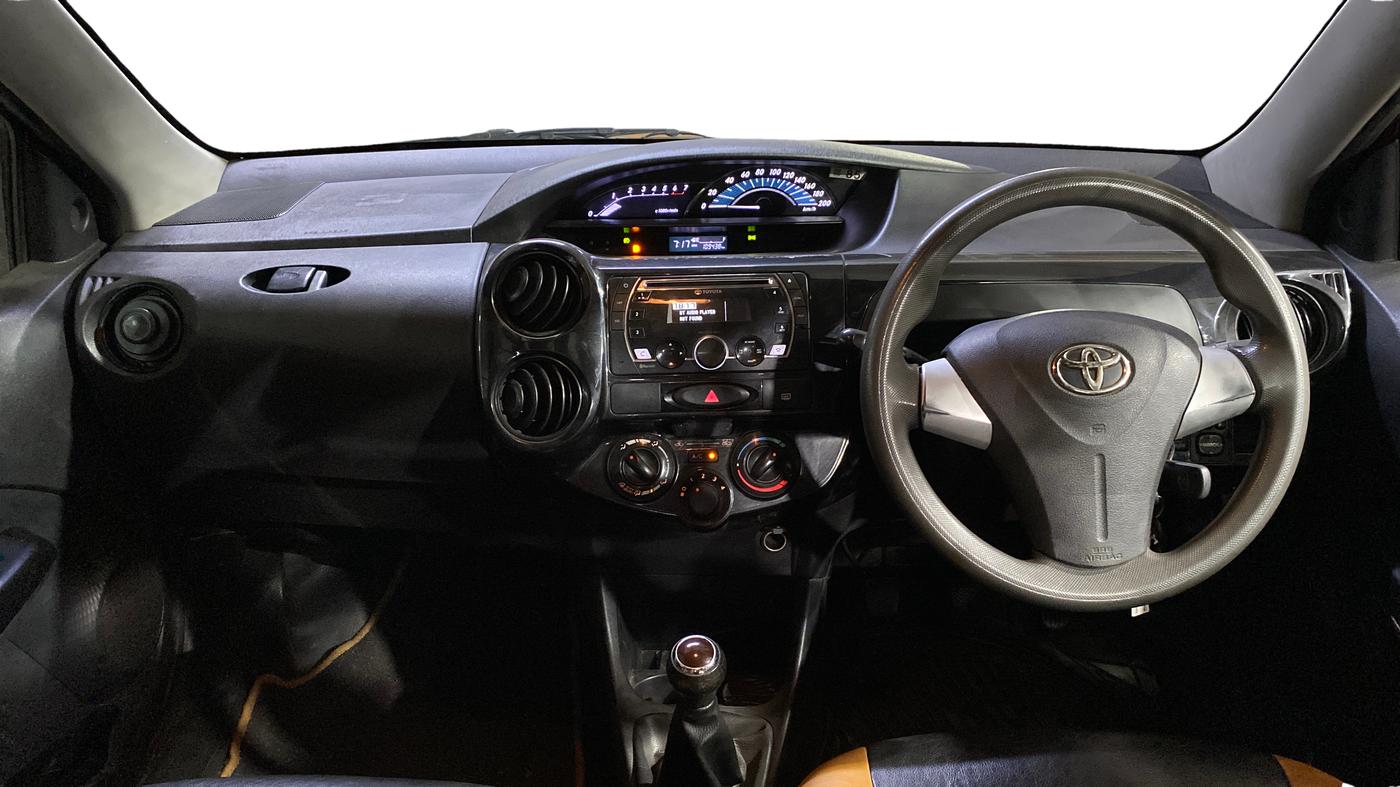 2017 Toyota Etios CROSS 1.2 G, Petrol, Manual, 1,09,423 km, Dashboard