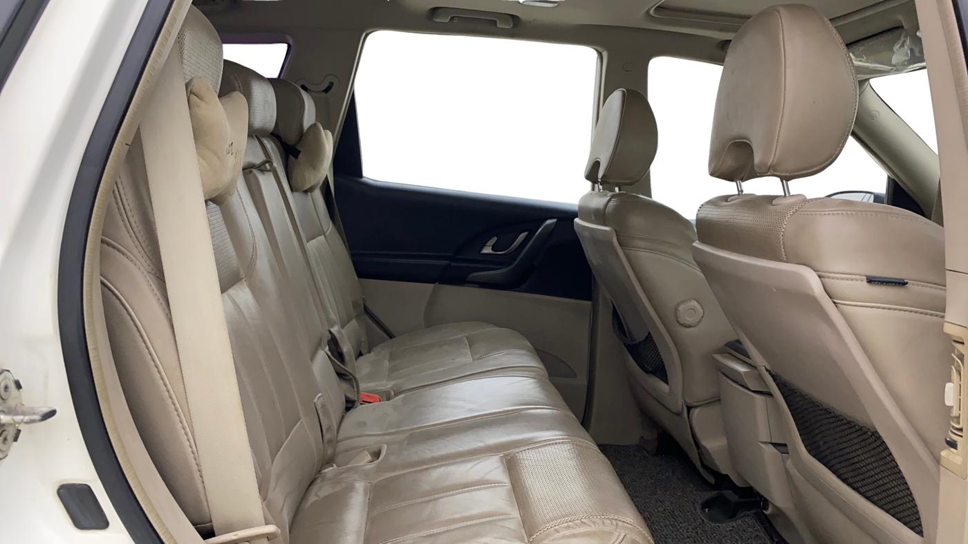 2016 Mahindra XUV500 W10 AT, Diesel, Automatic, 1,22,669 km, Right Side Rear Door Cabin