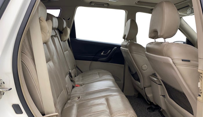 2016 Mahindra XUV500 W10 AT, Diesel, Automatic, 1,22,657 km, Right Side Rear Door Cabin
