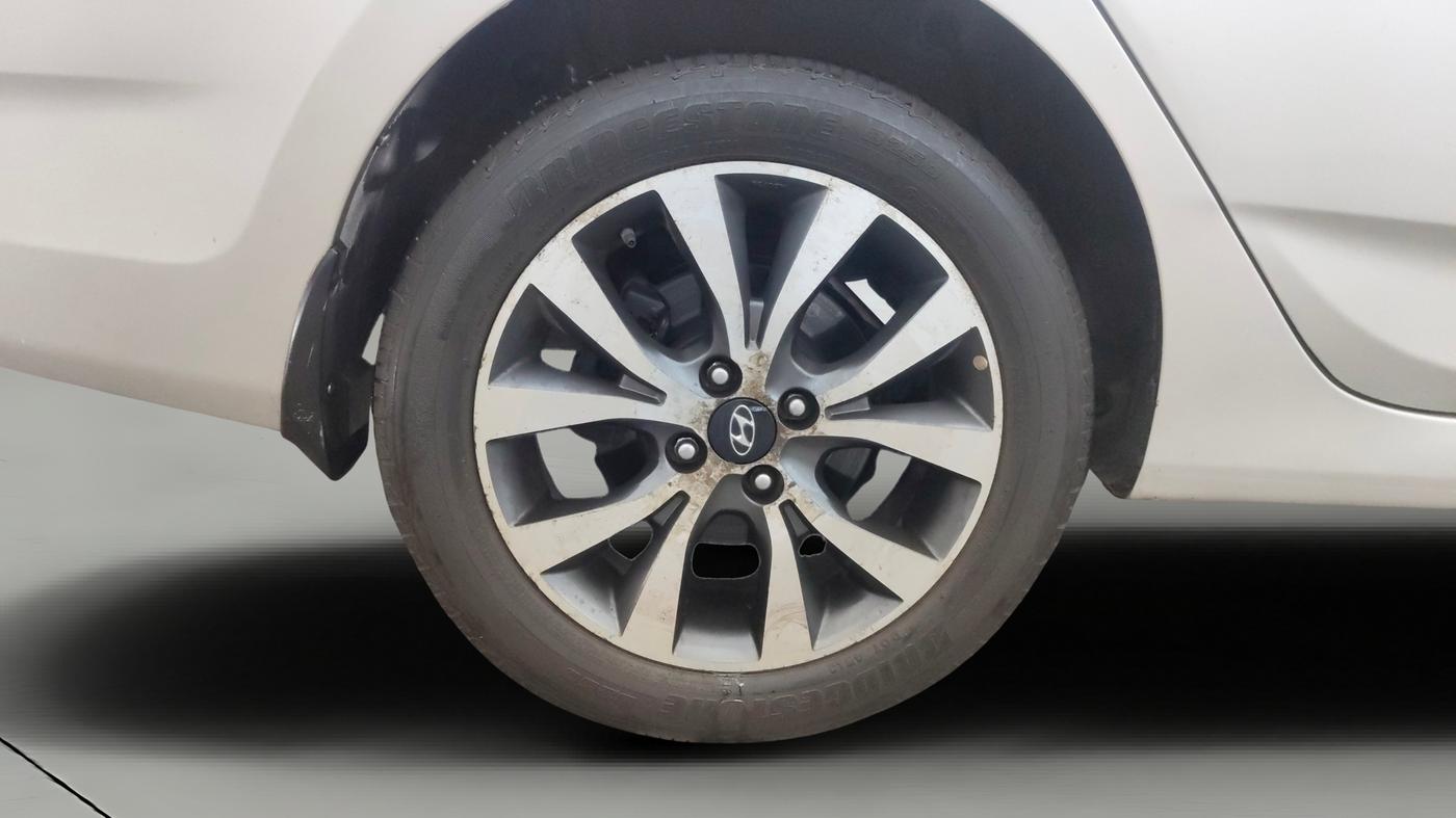2013 Hyundai Verna FLUIDIC 1.6 VTVT SX OPT AT, Petrol, Automatic, 80,095 km, Right Rear Wheel