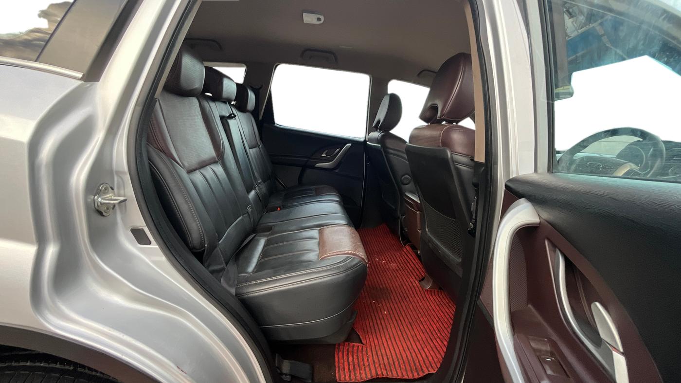 2015 Mahindra XUV500 W8, Diesel, Manual, 73,980 km, Right Side Rear Door Cabin