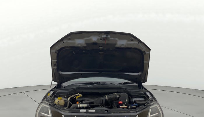 2024 Mahindra XUV 3XO AX5 1.2 L TCMPFi, Petrol, Manual, 27,203 km, Open Bonet