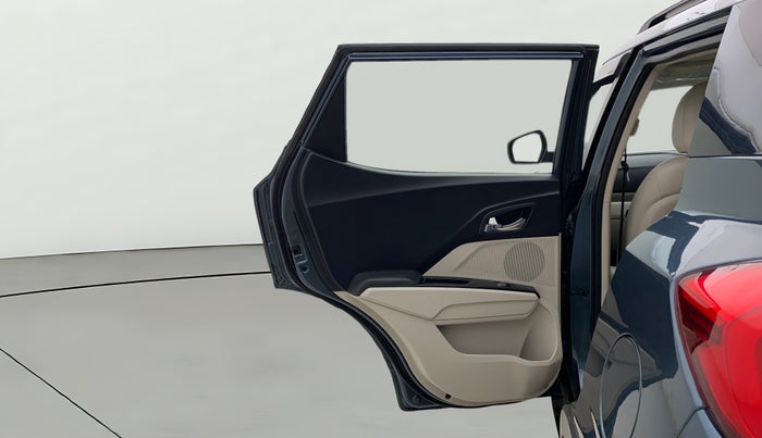 2021 Mahindra XUV300 W8 (O) 1.2 PETROL AMT, CNG, Automatic, 39,619 km, LHS Rear Door