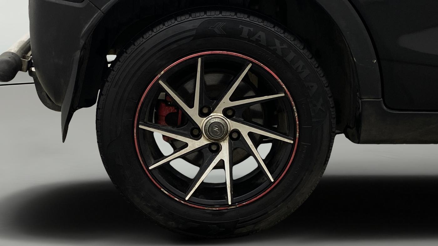 2022 Mahindra XUV300 W4 1.2 PETROL, Petrol, Manual, 1,08,779 km, Right Rear Wheel