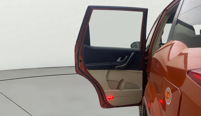 2016 Mahindra XUV500 W10 AT, Diesel, Automatic, 72,178 km, LHS Rear Door