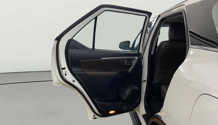 2018 Toyota Fortuner 2.8 4X2 AT, Diesel, Automatic, 52,828 km, LHS Rear Door