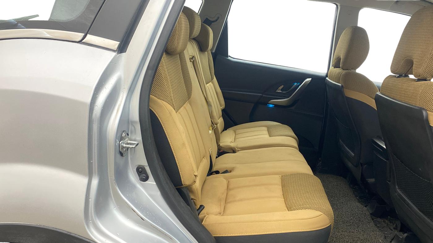2019 Mahindra XUV500 W7, Diesel, Manual, 98,564 km, Right Side Rear Door Cabin