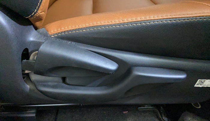 2022 Toyota Innova Crysta 2.7 GX AT 7 STR, Petrol, Automatic, 28,249 km, Driver Side Adjustment Panel