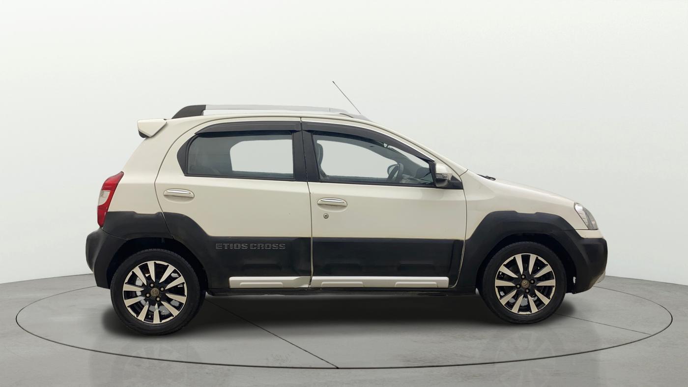 2014 Toyota Etios CROSS 1.4 VD, Diesel, Manual, 1,27,530 km, Right Side View