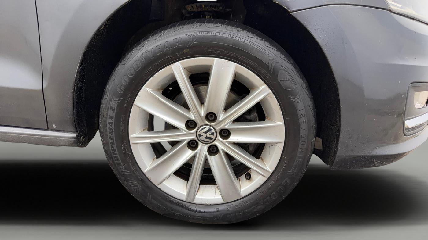 2017 Volkswagen Vento HIGHLINE PETROL AT, Petrol, Automatic, 1,19,448 km, Right Front Wheel
