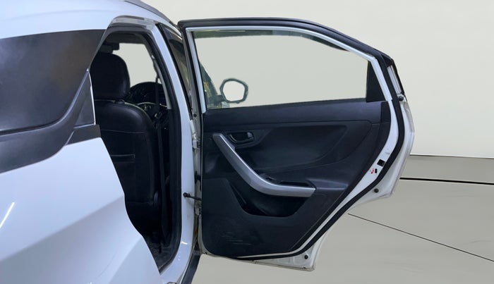 2022 Tata NEXON XMA SUNROOF DIESEL, Diesel, Automatic, 77,095 km, RHS Rear Door