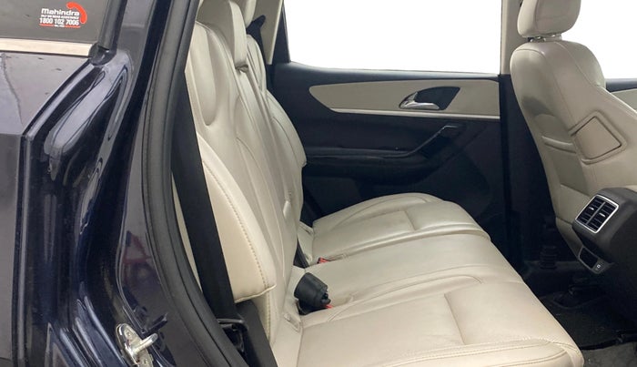 2023 Mahindra XUV700 AX 7 LUXURY D MT 7 STR, Diesel, Manual, 1,09,565 km, Right Side Rear Door Cabin