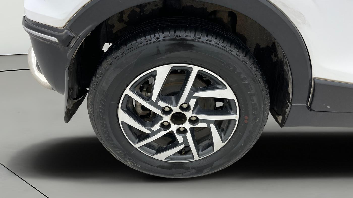 2024 Mahindra XUV300 W8 (O) 1.2 PETROL AMT, Petrol, Automatic, 16,200 km, Right Rear Wheel