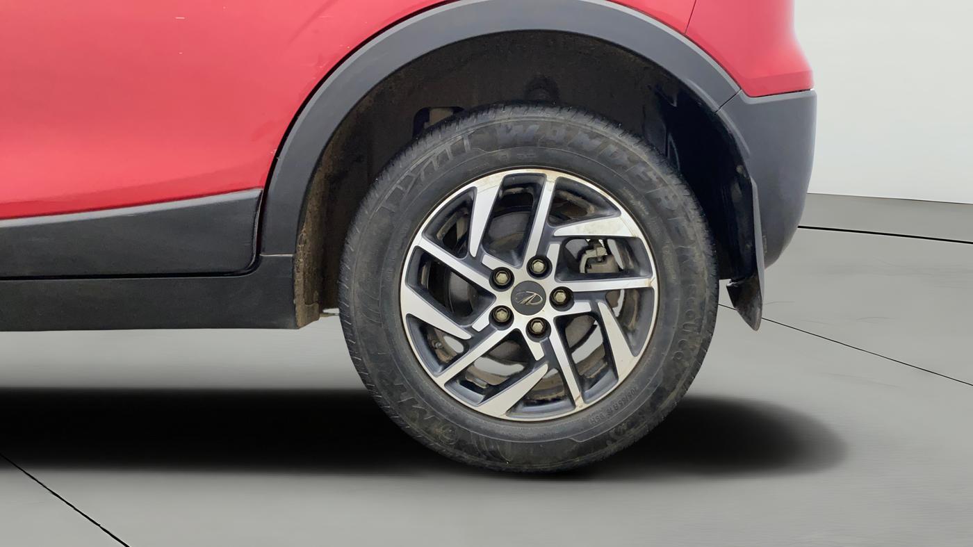 2022 Mahindra XUV300 W8 (O) 1.2 PETROL AMT DUAL TONE, Petrol, Automatic, 29,845 km, Left Rear Wheel