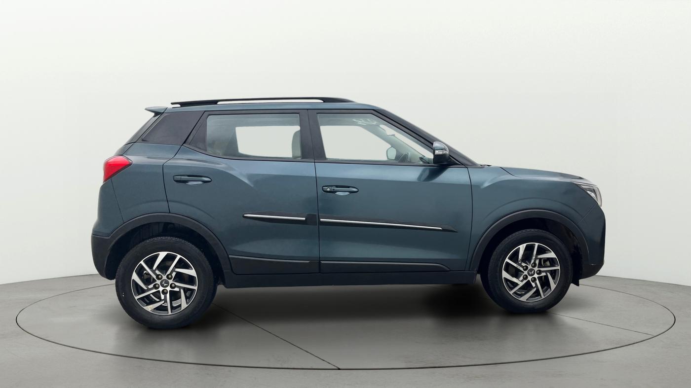 2023 Mahindra XUV300 W8 (O) 1.2 PETROL AMT, Petrol, Automatic, 35,603 km, Right Side View