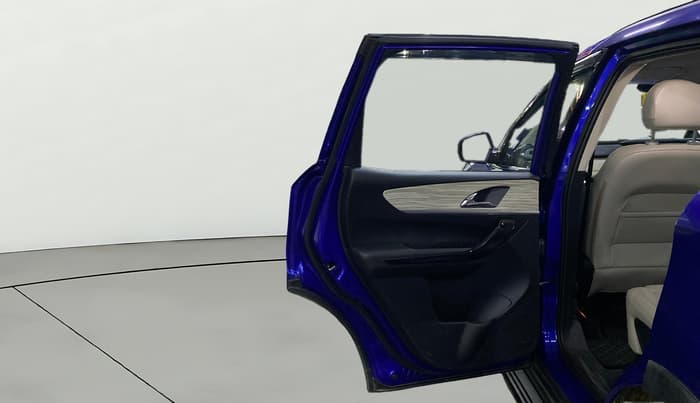 2021 Mahindra XUV700 AX 7 LUXURY D AT 7 STR, Diesel, Automatic, 54,384 km, LHS Rear Door