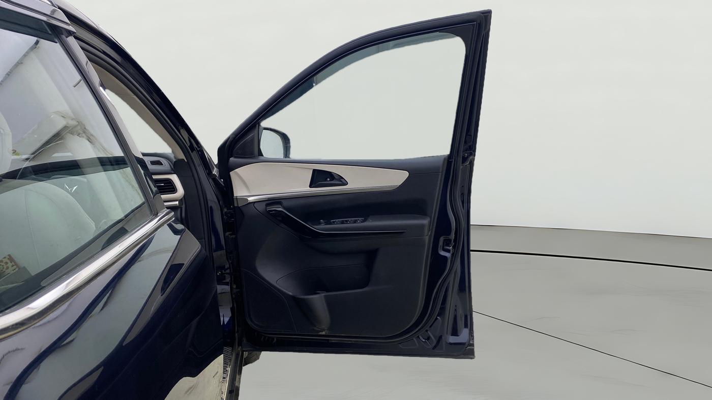 2023 Mahindra XUV700 AX 5 P AT 5 STR, Petrol, Automatic, 12,399 km, RHS Front Door