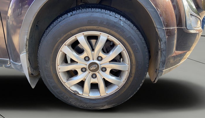 2016 Mahindra XUV500 W10 AT, Diesel, Automatic, 1,00,535 km, Right Front Wheel