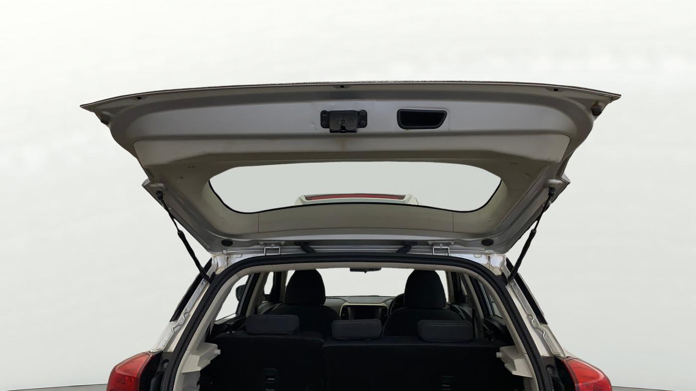 2020 Mahindra XUV300 W6 1.2 PETROL, Petrol, Manual, 1,16,712 km, Boot Door Open