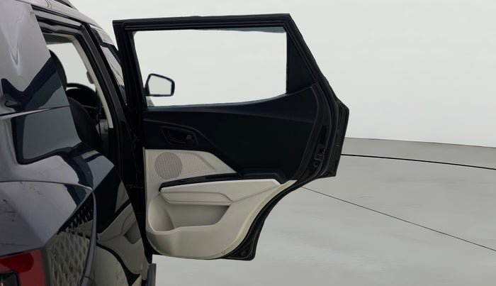 2025 Mahindra XUV 3XO MX2 Pro 1.2 L TCMPFi, Petrol, Manual, 8,725 km, RHS Rear Door