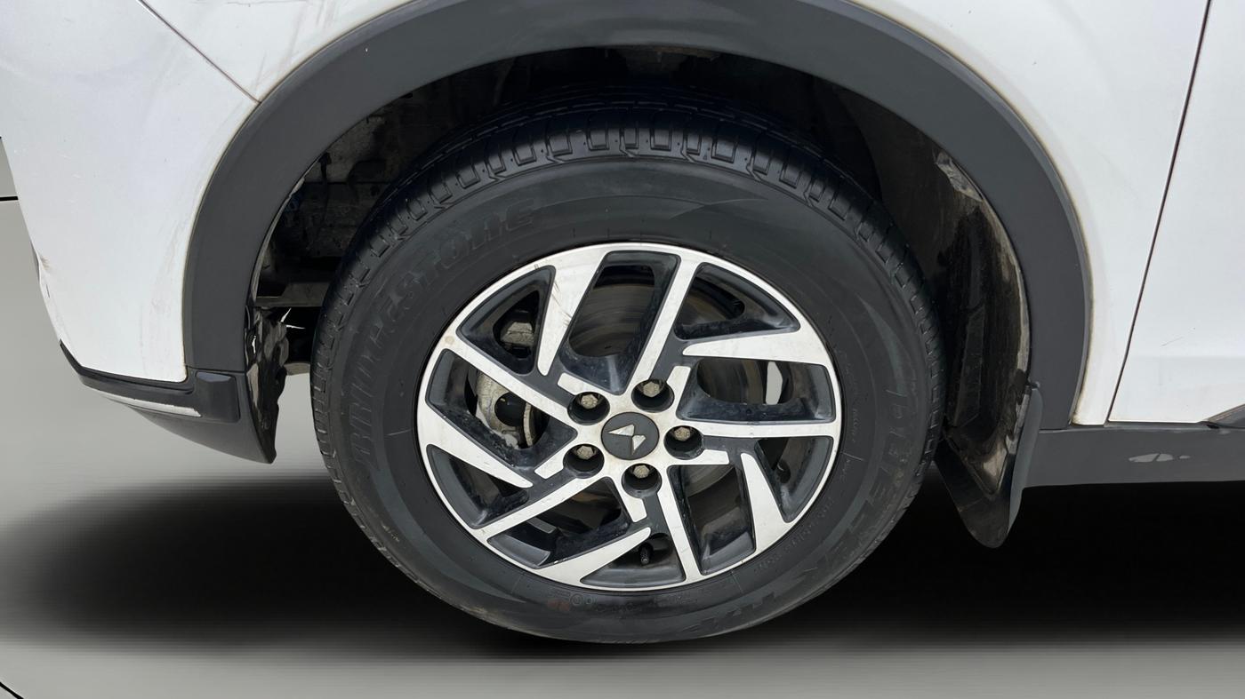 2024 Mahindra XUV300 W8 (O) 1.2 PETROL AMT, Petrol, Automatic, 16,200 km, Left Front Wheel